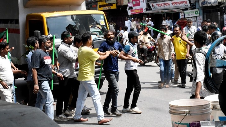 রাজধানীর ধানমন্ডির ৩২-এর কিছু দৃশ্য